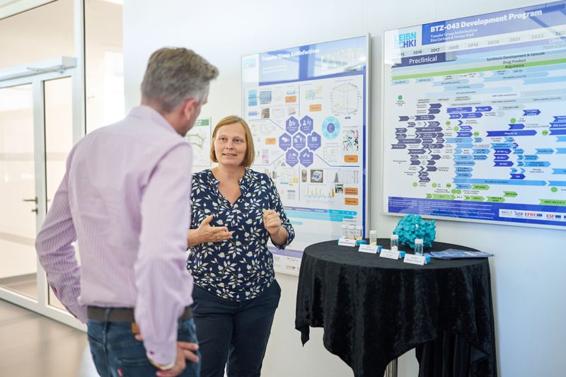 Von der Forschung in die Anwendung: Sina Gerbach informiert Sascha van Beek MdB über den Tuberkulose-Wirkstoff BTZ-043 und die Zusammenarbeit mit Partnern wie der Hapila GmbH auf dem Weg vom Wirkstoff zum Medikament. (Bild: Anna Schroll/Leibniz-HKI)