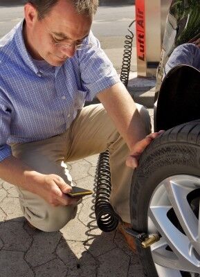 Der Continental „Filling Assistant“ gibt den exakten Druck jedes Reifens am Auto auf dem Smartphone an. (Bild: Continental)