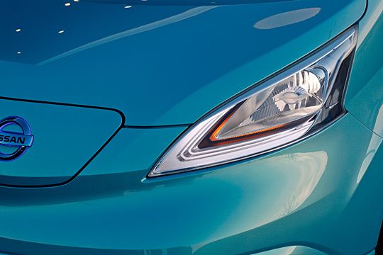 Die breite Front wird unter anderem geprägt von markanten Scheinwerfern mit LED-Akzenten. (Nissan)
