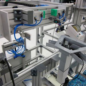 Die Einsatzmöglichkeiten der Montage- und Testlinien von Minitec sind breit gefächert; das Bild zeigt einen Montageprozess in der Produktion von Büromöbeln eines weltweit aktiven Herstellers.