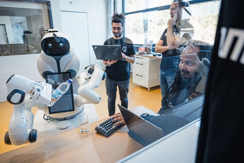 Forschende der Technischen Universität München (TUM) testen den Assistenzroboter im Labor. (Bild: Max Merget)