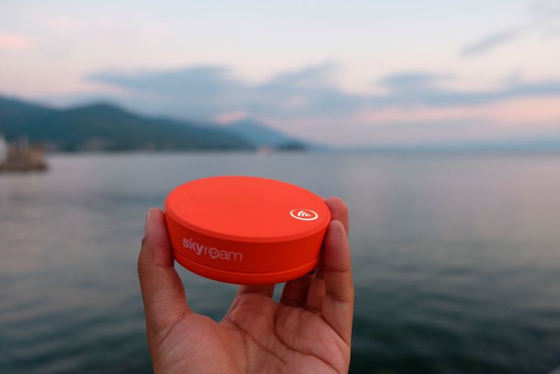 Immer online am Vatertag ist mit Skyroam Solis kein Problem. Dabei handelt es sich um ein Gerät, das als tragbarer WLAN Hotspot und Powerbank funktioniert. Dazu gibt es Tages- und Monatspässe. Gesteuertüber wird das Gerät über eine App und kann entweder gekauft oder gemietet werden. Man kann bis zu 5 Mobilgeräte (Handy, Laptop, Tablet etc.) gleichzeitig anschließen. Der WLAN Hotspot kostet 149 Euro. Unbegrenztes Internet pro Tag bekommt man dann für 8 Euro am Tag/ 80 Euro im Monat und mit dem Go Data-Tarif (nur das zahlen was man wirklich verbraucht) für 8 Euro im Monat. Wenn man das Gerät mietet, gibt es unbegrenztes WLAN für 7,95 Euro am Tag (http://www.skyroam.com/de).
 (Skyroam)