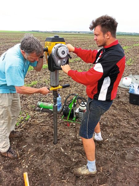 Schweres Geschütz: Stefan Dreibrodt (l.), der mit der Hilfe eines Studenten und eines Benzinhammers eine Bohrsonde in den Boden abteuft.  (Bild: Sebastian Schultrich, Uni Kiel)