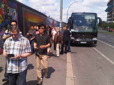 Am nächsten Tag ging es per Video-Bus-Tour durch ganz Berlin. An der „Eastside Galerie“ steht das längste Stück noch erhaltene Berliner Mauer. (Archiv: Vogel Business Media)