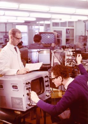 Abgleich: Der SWOB von Rohde & Schwarz beim Abgleich eines Fernsehempfängers um 1958. Das Messgerät zeigt automatisch die frequenzabhängige Übertragungsfunktion von Messobjekten an. (Bild: Rohde & Schwarz)