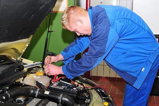 Sebastian Meyer aus Brandenburg versucht herauszufinden, warum bei dem Opel Astra das linke Fahrlicht während der Fahrt einfach ausgefallen ist. (Archiv: Vogel Business Media)