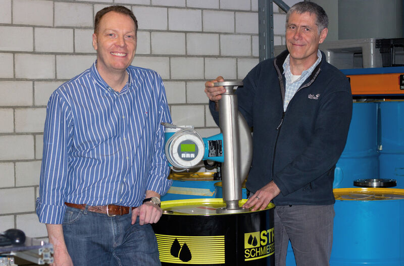 Christian Matt (links) und Gerhard Eckert entwickelten eine Lösung, um Coriolis-Massedurchflussmessgeräte mit großer Nennweite kompakt zu konstruieren. (Bild: Endress+Hauser)