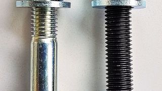 Erheblich differierend: Verzinkte und vom Vergüten schwarze Schrauben mit Muttern und Scheiben zum Messen der Vorspannkraft abhängig vom Anziehdrehmoment (SFS)