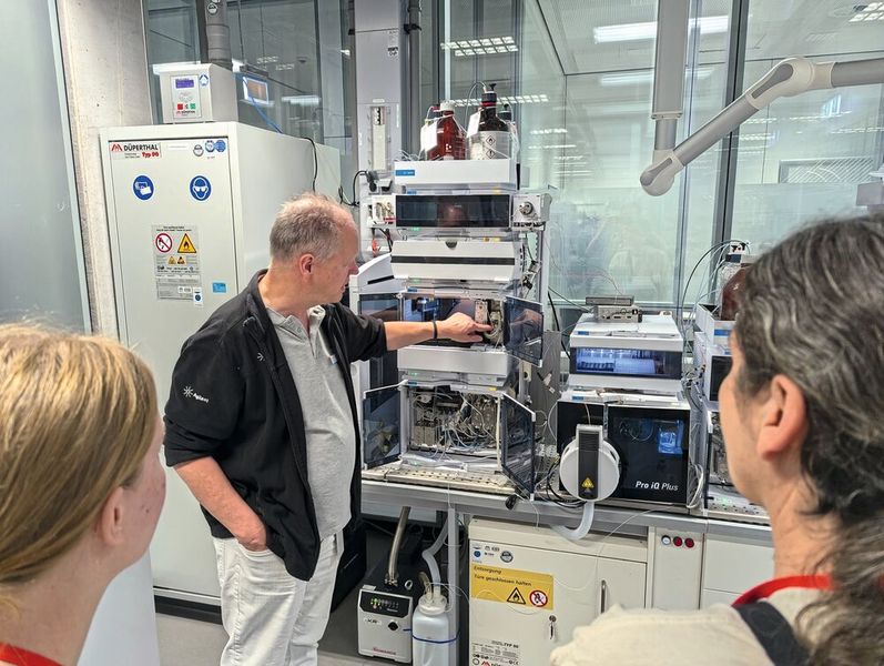 Hier besichtigten die Teilnehmer u.a. das LC-Demolabor und durften die Agilent-Angestellten mit Fragen löchern. (Bild: VCG – Lüttmann)