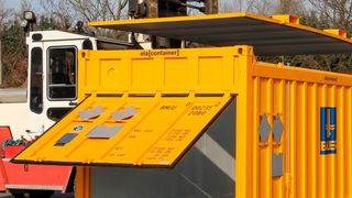 Der Sondercontainer zum Abtransport kontaminierten Erdreichs ist mit abnehmbarem Dach und Ausschüttöffnung versehen. (ELA)