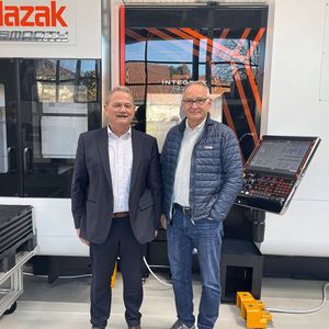 Ralf Ottenbacher schätzt die kompetente Beratung von Mazak-Mitarbeiter Michael Heinrich ebenso wie den guten Service.(Bild:  Andrea Jäger)