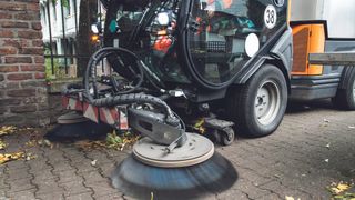 Kehrmaschinen wird mit dem TRY21 die Position und Winkelstellung der Tellerbesen gesteuert. (Bild: ghazii/AdobeStock - 125811197)