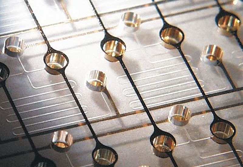 Abb.1b: Elektrische Kontaktierung der
Reservoire der CE-Mikrokanalstrukturen
durch
aufgedampfte Gold-
Leiterbahnen. (Archiv: Vogel Business Media)