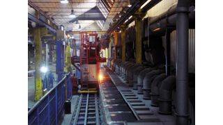 Giess-Strecke in Emmenbrücke: Der Giessroboter füllt eine Form nach der anderen. (Bild: SMM)