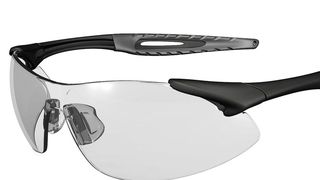 James Bond hätte seine wahre Freude an diesem "Augenschmaus": Die Linsen in Schutzbrillen von MCR Safety werden aus dem extrem schlagzähen Polycarbonat Makrolon 3207 von Covestro hergestellt. Formt man daraus Linsen, sind diese sogar Schussfest, wie es heißt. (Bild: MCR Safety)