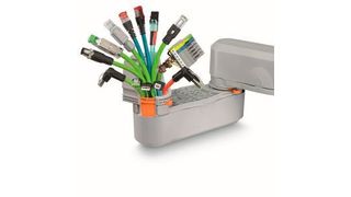 Kabelführung im Schaltschrank: Mit dem Kabelführungssystem CGS lassen sich auch vorkonfektionierte Leitungen wie Datenleitungen in die Schaltschranktür verlegen. (Phoenix Contact)