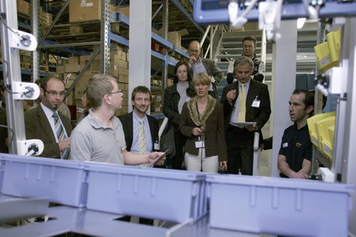 Praxisnähe der Informationsveranstaltung am Vorabend des Cluster-Forums „Schlanker Materialfluss“ war schon allein durch den Besuch des Maschinenbauers Kapp in Coburg gewährleistet. (Archiv: Vogel Business Media)