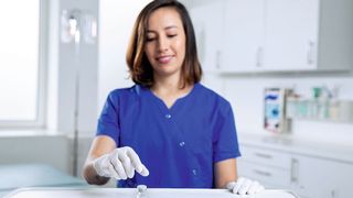 Die neuen Fläschchen von Schott Pharma verfügen über eine optimierte Festigkeit für die Tiefkühllagerung. (Bild: SCHOTT Pharma/Oana Szekely)