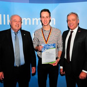 Franz Träger erkämpfte sich souverän den ersten Platz. Beglückwünscht wurde er von Landesverbandspräsident Hans Werner Norren (li.) und dem Präsident der Handwerkskammer Koblenz, Kurt Krautscheit.