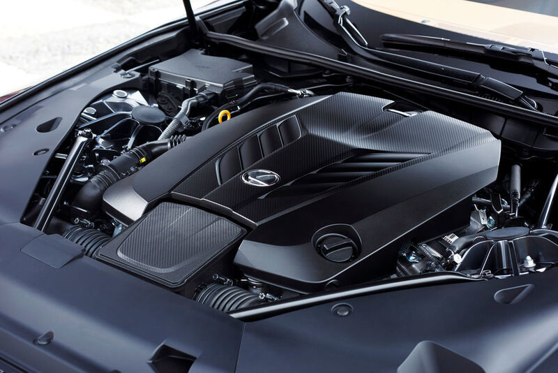 Und dennoch agiert die 351 kW/477 PS starke 5,0-Liter-V8-Maschine mit höchster Souveränität: Der Sprint von 0 auf 100 km/h dauert nur 4,5 Sekunden, die Spitze liegt bei abgeregelten 270 km/h. (Lexus)