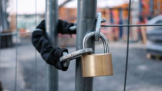 Betriebsschließungen: ein Szenario, das für viele Unternehmen gefährlich werden kann. (Bild: ©hanohiki - stock.adobe.com)