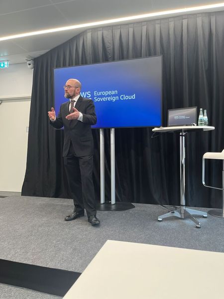 Michael Hanisch, Head of Technology für Deutschland bei AWS, erklärte die Möglichkeiten der neuen AWS-Partition. (Bild: Vogel IT-Medien)