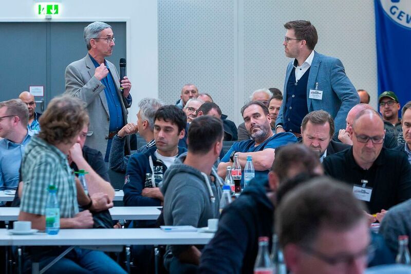 Fragen zu HU/AU sowie zur Akkreditierung der Betriebe beantwortete auch Werner Steber (li.), Geschäftsführer Technik beim ZDK. (Stefan Bausewein)