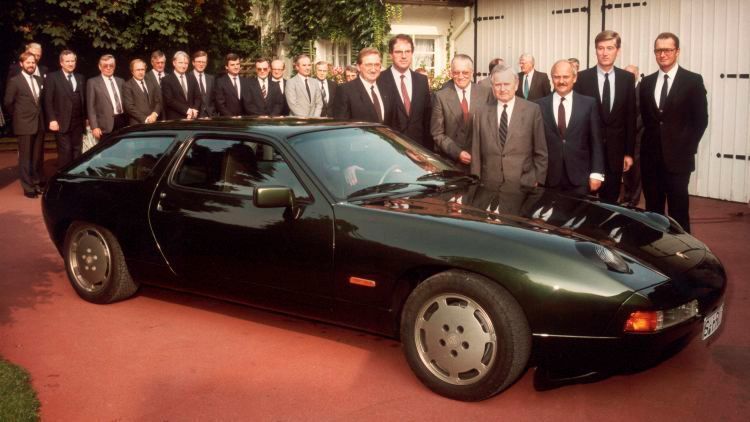 1984 plante Porsche eine längere Version des 928 (+250 mm auf 4,77 Meter). Dieser auch Typ 942 genannte Wagen wurde Ferry Porsche zu seinem 75. Geburtstag am 19. September 1984 überreicht. Der Wagen blieb ein Einzelstück. Aufgrund einer zu geringen Karosseriesteifigkeit entschied Porsche angeblich, das Modell nicht in Serie zu bauen.  (Porsche AG)