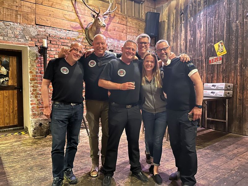 Am ersten Abend wird ausgiebig an der Bar das Wiedersehen gefeiert: (v. l.) Alexander Pfost, Michael Hövelmann, Christian Gaigl, Olaf von Heyer, Hannah Lamotte, Norbert Groß (Bild: Vogel IT-Medien GmbH et al.)