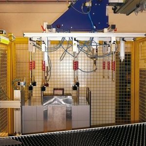 Zur schonenden Behandlung – der Vakuumsauger hebt die Edelstahl-Platinen aus dem Platinenmagazin und legt sie sorgfältig auf dem Zuführtisch der Weil-Rundemaschine RMA 400 ab. Bild: Kuhn