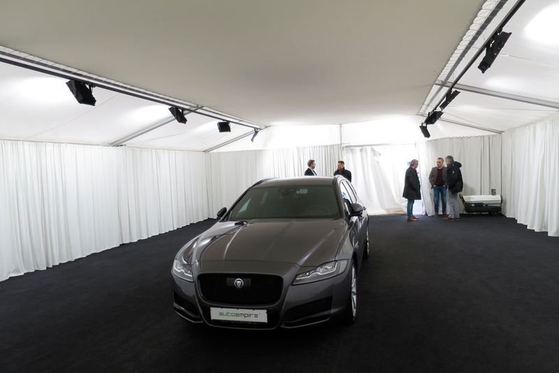 Für die Online-Präsentation der Fahrzeuge hat Auto Empire ein perfekt ausgeleuchtetes Zelt aufgebaut, in dem die Gebrauchtwagen von allen Seiten fotografiert werden. (Silvia Lulei)
