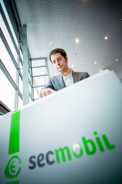 Prof. Dr. Tim Güneysu entwickelte gemeinsam mit Kolleginnen und Kollegen im Projekt „SecMobil“ eine sichere Ladesäule für E-Autos. (Bild: RUBIN, Gorczany)