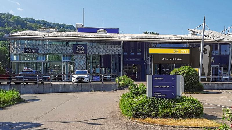 Autohaus Müller: 2023 eröffnete die Autohausgruppe in Trier ihren neuen Opel-Standort, der in den bestehenden Peugeot- und Mazda-Standort integriert wurde. Für die Müller-Gruppe ist 2023 ein Rekordjahr. Das ist auch der Strategie der Müller-Gruppe geschuldet, in schwierigen Zeiten mutig nach vorne zu schauen. Und zu investieren. So in einen neuen BMW-Betrieb, den Müller in Trier übernommen hat. Weitere Investitionen sind für den Neubau des BMW-Autohauses in Trier geplant. Das Familienunternehmen Müller vertreibt in 17 Autohäusern und an 11 Standorten die Marken BMW, Mini, Skoda, Mazda, Peugeot und Opel. (Bild: Autohaus Müller)