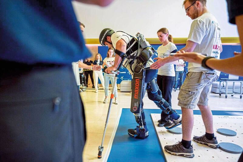 Für den Cybathlon 2023 wird es acht Disziplinen geben. Hier zu sehen: das Exoskelett-Rennen 2022. (Bild: ETH Zurich / CYBATHLON)