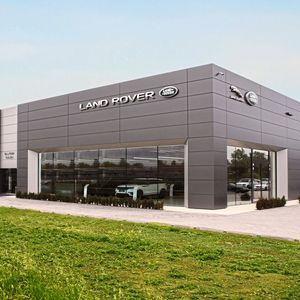 In Neu-Ulm im Gewerbegebiet an der B10 hat Avalon Premium Cars den 9 Standort für Jaguar und Land Rover gebaut.(Bild:  Emil Frey)