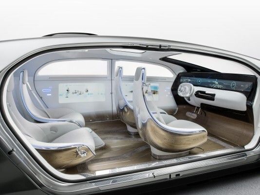 Mercedes-Benz F 015 - Luxury in Motion: Für die Fahroption im manuellen Modus fährt das weiße Leder-Lenkrad automatisch aus der Armaturentafel heraus  (Mercedes-Benz)