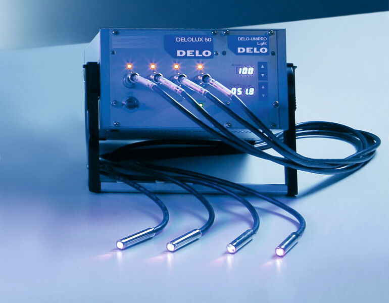 Die Aushärtung des Klebstoffs erfolgt mit einer LED-Lampe innerhalb von 4 s und lässt sich vollständig automatisieren. (Bild: Delo)