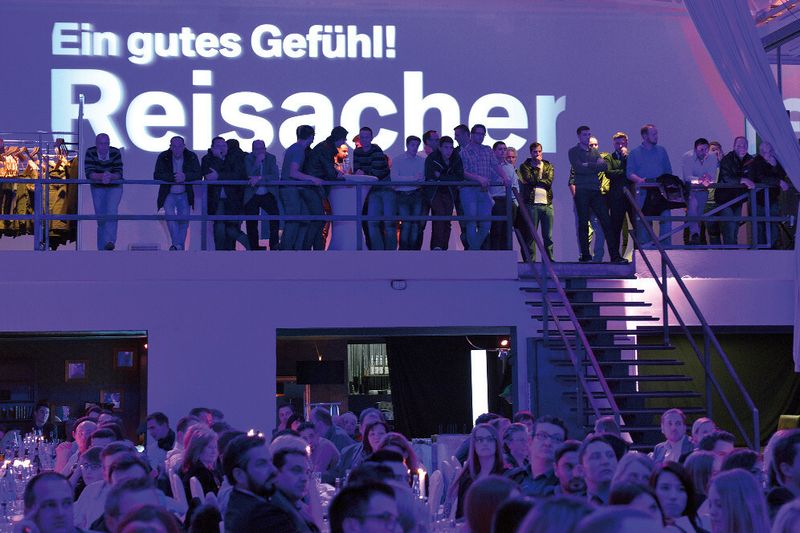 Die Teilnehmerzahl ist bei der jährlichen Mitarbeiterfeier traditionell sehr hoch. (Reisacher)