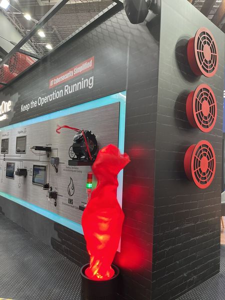 Rot leuchtet die Windfahne am Security-Stand von Tx Networks. (Bild: Vogel IT-Medien)