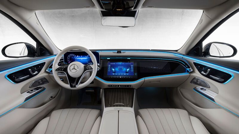 Zentrales Element im Inneren bleibt der große Touchscreen in der Mitte des Armaturenbrettes, brillant in der Darstellung und extrem reaktionsschnell beim Aufrufen der Menüpunkte. (Bild: Mercedes-Benz)
