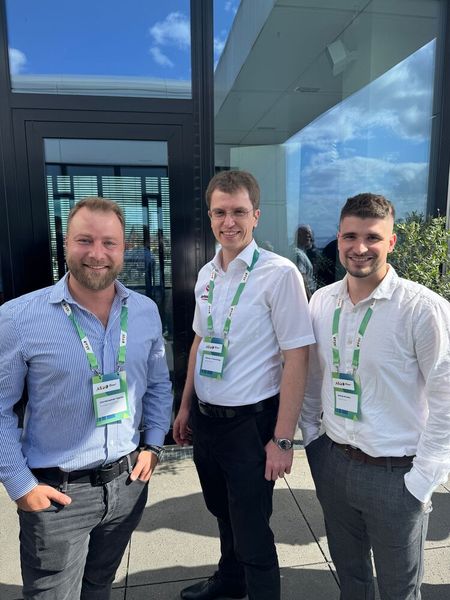 Ein guter Tag auch für (v. l.) Christopher Nehls (IS Intelligent Solution), Oliver Frömming und Denis Ryska (Sartissohn) (Bild: Vogel IT-Medien GmbH)