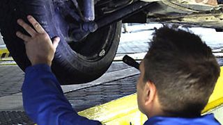 Fahrwerk und Abgasanlage machen den Autofahrern in der Hauptuntersuchung häufig zu schaffen. (TÜV Süd)