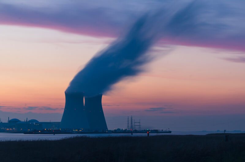 12,5% Strom aus Kernenergie Der angestrebte Verzicht auf Kernenergie bis 2022 hat zu einem Rückgang von Strom aus dieser Quelle geführt. Waren es 2010, also im Jahr vor dem Austrittsbeschluss der Bundesregierung, noch 25%, so liegt der Stromanteil aus Kernkraft 2020 nur noch bei der Hälfte: 12,5% 
Zurück zum Begleitartikel: Wie grün ist Strom aus Deutschland?  Lesetipp: Atomkraftwerke sind klimafreundlich und sehr effizient. Doch selbst die sichersten AKWs bergen noch ein Restrisiko. Und die Folgen einer Reaktorkatastrophe sind noch lange danach messbar. So sind einige deutsche Pilze immer noch radioktiv belastet durch die Reaktorkatastrophe von 1986 in Tschernobyl. (Unsplash/Frédéric Paulussen)