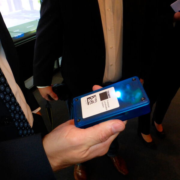 „Mit diesem kleinen blauen Kunststoffkästchen können Platinen, einzelne Werkstücke oder auch Transportwagen ausgestattet werden, was eine GPS-Ortung ermöglicht. So weiß der Kunde immer, wo sich was zurzeit befindet“, erklärt Reuther weiter. (Finus)
