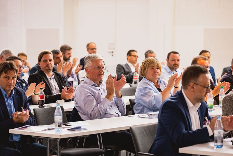 Impressionen vom 24. Würzburger EMS-Tag: Im Mittelpunkt standen aktuelle Branchenthemen, praxisnahe Impulse und insbesondere der persönliche Austausch innerhalb der EMS-Community. (Bild: Stefan Bausewein)