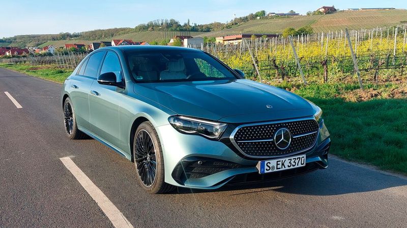 Die neue Mercedes E-Klasse ist ein echter Hingucker, erst recht in der Lackierung Verdesilver.(Bild:  Mauritz – VCG)