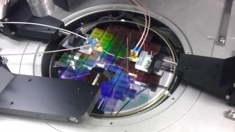 Die Graphen-Chips wurden auf einem Acht-Zoll-Wafer hergestellt (IBM Research)