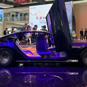 Hongqi zeigt eine krude Mischung aus Luxus- und Batmobil.(Bild:  SP-X/Benjamin Bessinger)