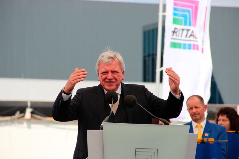 Ministerpräsident Bouffier würdigte das unternehmerische und soziale Engagement des Familienunternehmens in der Region mit den Worten: „Die Grundsteinlegung zeigt, dass regionale Verbundenheit und Weltoffenheit sowie Tradition und Innovation hervorragend zusammenpassen. Dafür steht Hessen und dafür steht die Friedhelm Loh Group und Rittal ganz besonders.“ (Bild: Reinhold Schäfer)