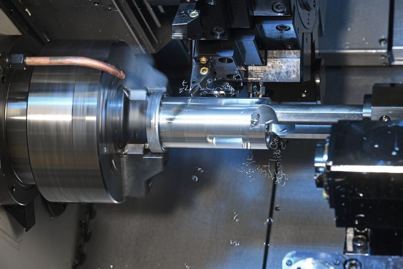 An beiden Spindeln sind simultane Dreh- und Fräsbearbeitungen möglich.  (Robert Ott AG)